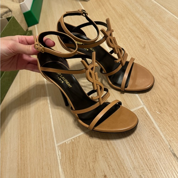 NIB Saint Laurent
Cassandra Sandals in Smooth Vegetable-tanned Leather size 36.5 - Picture 2 of 8